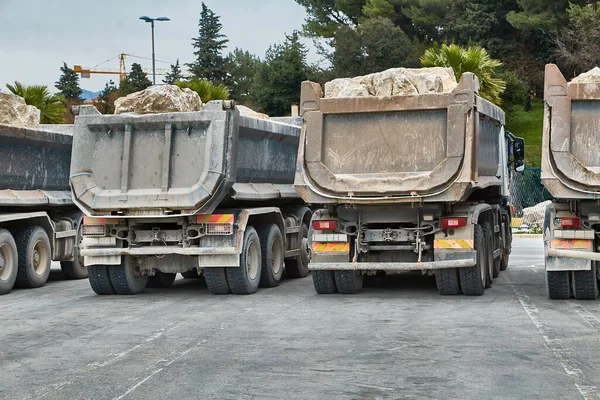 Camiones Volquete Sitio Construcción Carreteras Que Transportan Rocas Pesadas — Foto de Stock
