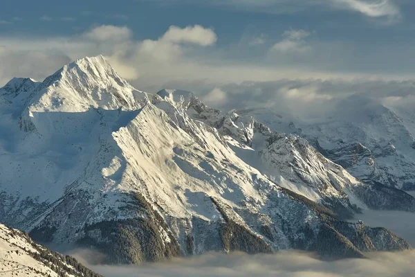 Winter Besneeuwd Landschap Met Bomen Bergen Boven Wolken — Stockfoto