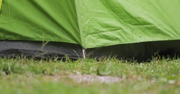 雨の降るキャンプ場にテント — ストック動画