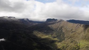 Dağ manzaralı İHA uçuş manzarası Kolombiya 'da bir vadide bulutları hareket ettiren Andes' in yamaçlarında, Sierra Neveda del Cocuy