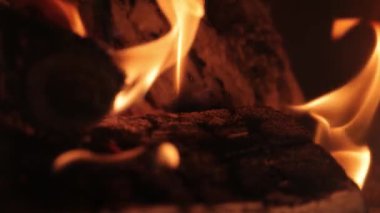Şöminede odun yakmak, evde sıcak kalmak. Odunlar evi ısıtıyor, 120 fp 'den yavaş çekim.