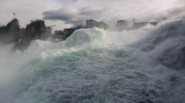 İsviçre 'deki Rhine Falls' da şelale, Avrupa 'daki en yüksek akış oranı, Schaffhausen, 120 fps' den yavaş çekim.