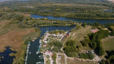 Tisza Gölü 'nün hava manzarası. Manzarası ve tekneler için liman.