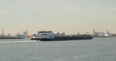 Rotterdam Limanı 'ndaki yoğun gemi trafiği, Maasvlakte yakınlarındaki bir kanalı geçen daha küçük bir iç tanker gemisi.