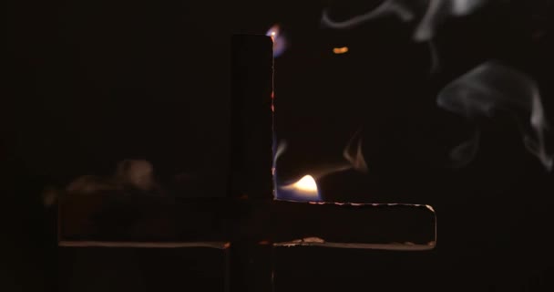 Égő Kereszt Füsttel Sötét Éjszakában — Stock videók