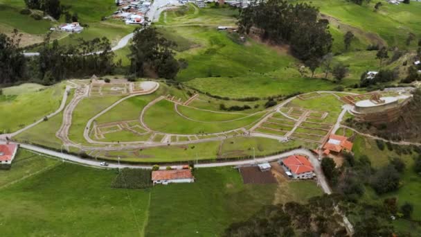 厄瓜多尔卡纳尔省印加皮尔卡考古遗址 带有周围环境的远端无人机画面 — 图库视频影像