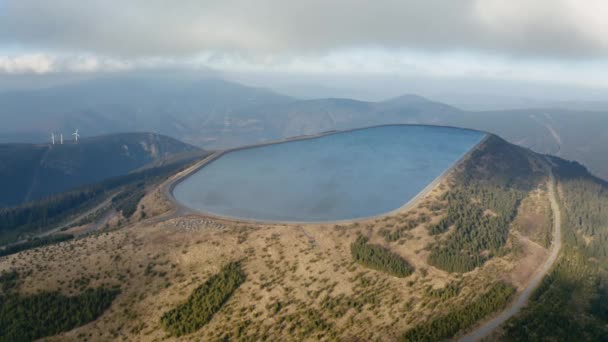 貯水池は 水力発電所を揚水し 電力網上に過剰があるときにエネルギーを貯蔵し ピーク時に放出します 山頂部高架盆地 — ストック動画