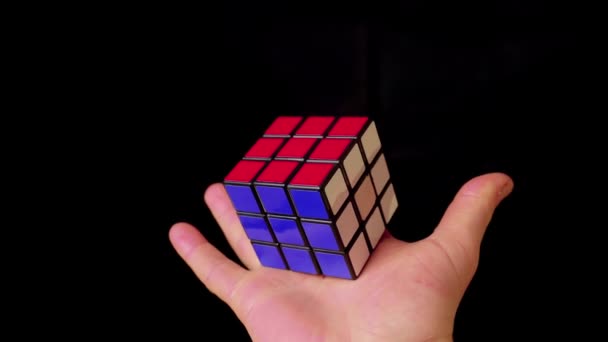Budapest Hungria Circa 2019 Rubiks Cubo Jogo Lógica Fundo Escuro — Vídeo de Stock