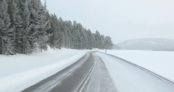 フィンランド ラップランドの雪深い冬の道を運転する — ストック動画