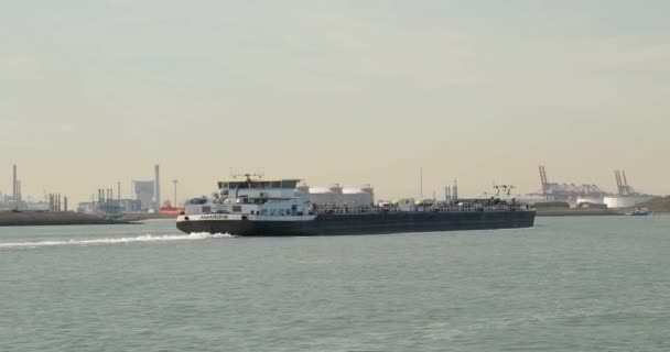 Tráfego Marítimo Movimentado Porto Roterdão Navio Cisterna Mais Pequeno Que — Vídeo de Stock