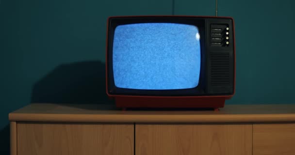 Ekranın Loş Bir Odasında Sinyal Sesi Olmayan Eski Bir Televizyon — Stok video
