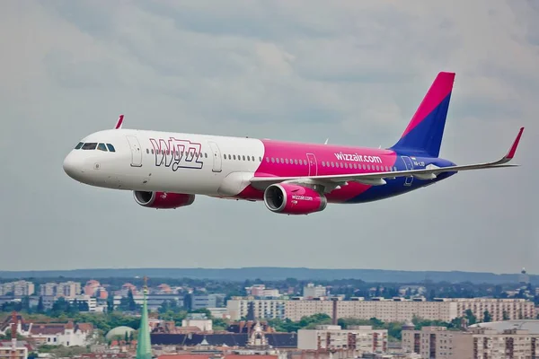 Будапешт Венгрия Circa 2016 Wizzair Airbus A321 Проходит Над Будапештом — стоковое фото