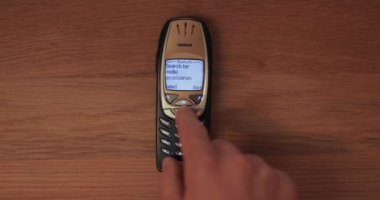 Budapeşte, Macaristan - 2021 Çemberi: Klasik Nokia 6310i cep telefonu Bluetooth 'u açıyor, bağlantı kurmak için aygıtlar arıyor