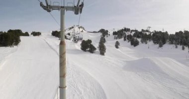 Chamrousse 'daki Alplerde kayak asansörü kullanmak