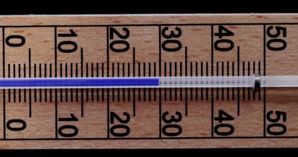 Thermometer Met Opwarming Dalende Temperatuur Een Schaal Gevolgd Door Schuifbeweging — Stockvideo