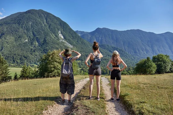 Skupina Turistických Dívek Při Pohledu Horskou Krajinu Alpách — Stock fotografie