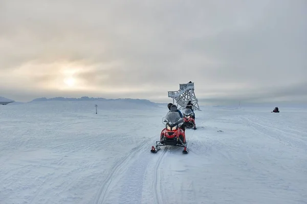 Finlandiya Kar Motosikletlerine Binmek Kuzey Kutbu Nun Yukarısında Grup Maceraları — Stok fotoğraf