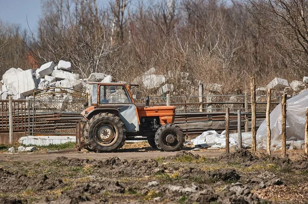 Mycket Gammal Rostiga Traktorn Landsbygden — Stockfoto