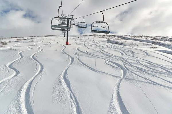 滑雪升降下深新雪坡的滑雪和滑雪板曲线 — 图库照片
