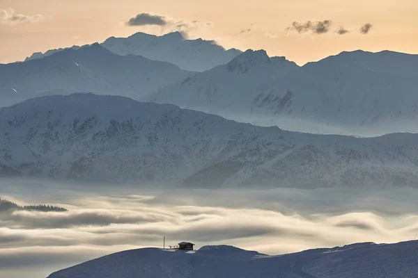 Снежные Горы Зимнюю Погоду Высокий Альпийский Пейзаж Сумерки Светятся Над — стоковое фото