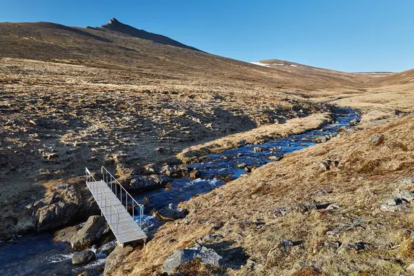 Πεζοπορία Στην Ισλανδία Τραχύ Βραχώδες Ορεινό Τοπίο — Φωτογραφία Αρχείου