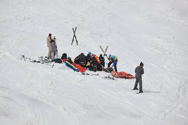 Les Sybelles Frankreich 2022 Retter Helfen Skifahrer Nach Unfall Bei — Stockfoto