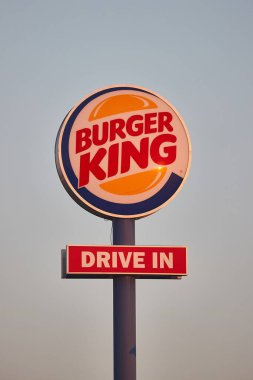 Budapeşte, Macaristan - 2022 dolaylarında Burger King, gün batımında yol kenarında altın ışıkta yükseldi