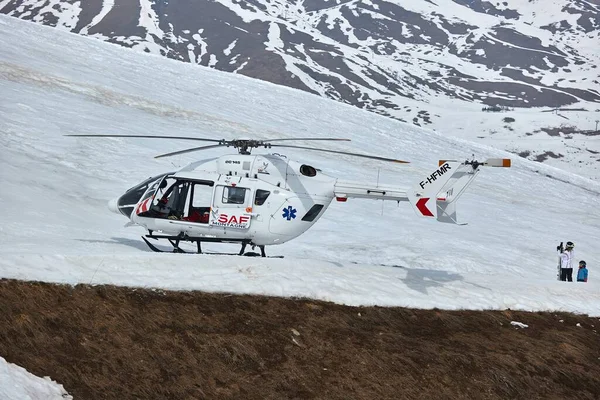 Mountain Rescue Helikoptera Śnieżny Krajobraz — Zdjęcie stockowe