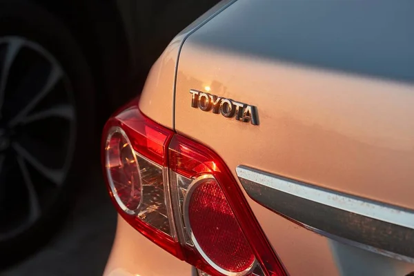 Будапешт Венгрия Circa 2022 Логотип Toyota Багажнике Corolla Золотом Свете — стоковое фото