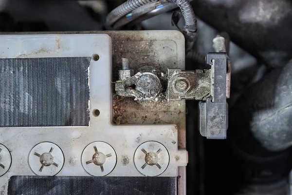 上から見たエンジンベイ内の古い車のスターターバッテリー 負の端子接続クローズアップ — ストック写真