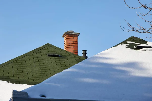 Chimenea Techo Una Casa Invierno Tiempo Soleado —  Fotos de Stock