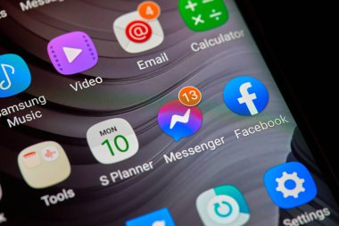 Budapeşte, Macaristan - 2021 Çemberi: Akıllı telefondan birçok okunmamış mesaj, 17 yeni mesaj