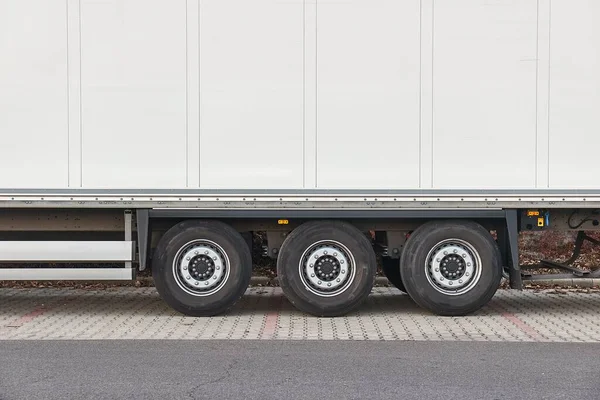 Ciężarowy Przyczepa Koła Puste Białe Strony Parkingu — Zdjęcie stockowe