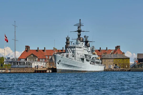 Liman, Kopenhag 'da savaş gemileri ve eski binalarla dolu.