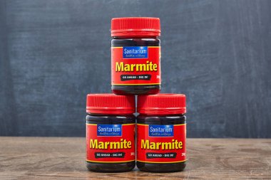 AUCKLAND, NEW ZEALAND - CIRCA 2016: Sanatoryum tarafından Yeni Zelanda 'da popüler maya özü olan kavanozlar. Yığınla düzenlenmiş