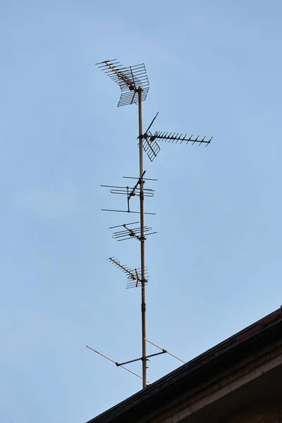 Antennas Metal Mast Old Roof — Stock Photo, Image