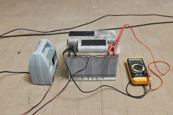Ładowanie Akumulatora Rozruchowego Garażu Stan Monitoringu Multimetrem Cyfrowym — Zdjęcie stockowe