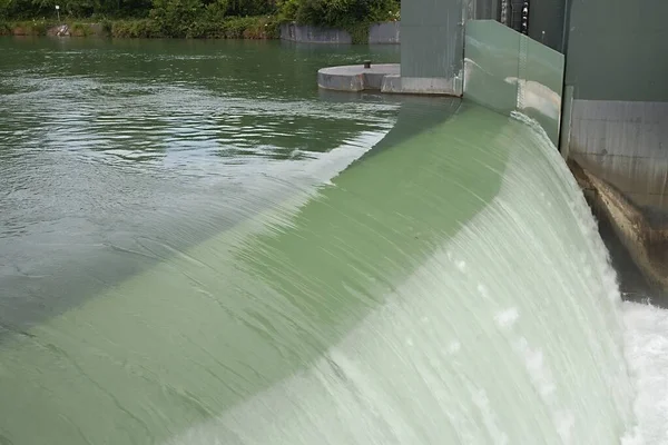 Wasserkraftwerk Mit Offenem Sickertor — Stockfoto