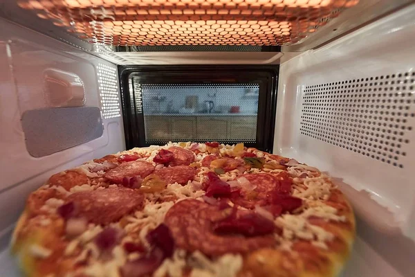 Calefacción Pizza Congelada Microondas Visto Desde Interior Parte Posterior —  Fotos de Stock