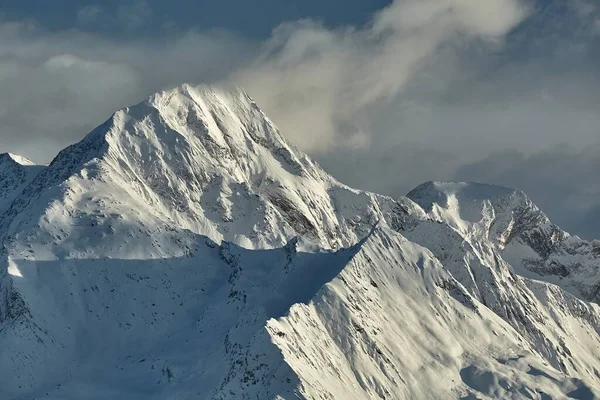 冬季高山风景被白云覆盖 — 图库照片