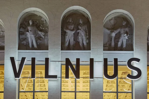 Vilnius Façade Ancien Bâtiment Aéroport Avec Panneau Nuit Extérieure — Photo