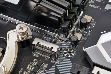 PCI ile bilgisayar ana tahtası genişleme kartı yuvaları ekliyor