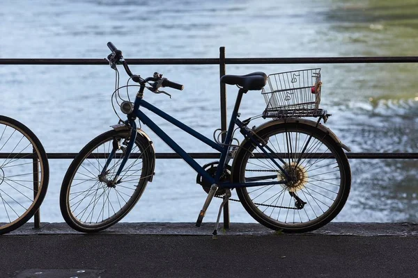 Roweru Przez Quay Nad Rzeką — Zdjęcie stockowe