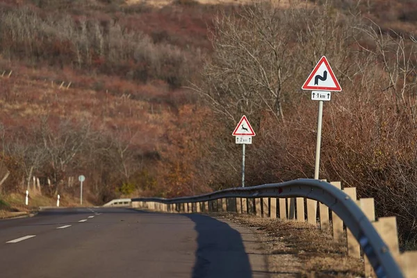 田舎道の交通標識が来るカーブ — ストック写真