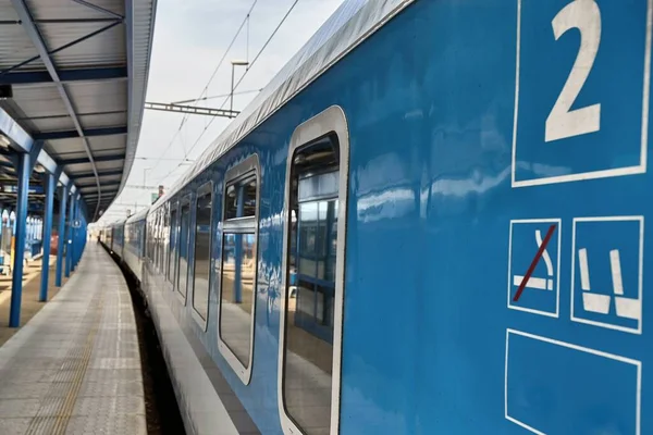 Bir Istasyon Platformunda Passanger Tren — Stok fotoğraf