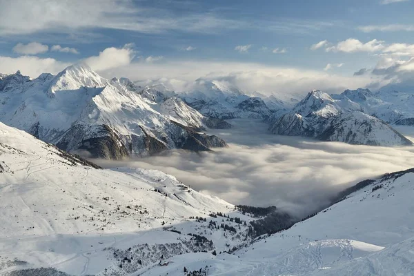 雪山高耸 风景秀丽 在云彩之上 在山谷中 高山覆盖着冬雪 — 图库照片