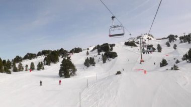 Chamrousse 'daki Alplerde kayak asansörü kullanmak
