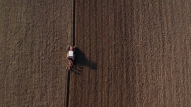 Çekici tarla sürme tarlaları, hava aracı görüntüsü