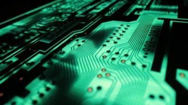 Yazdırılmış devre kartı elektronik makro yeşil ışıkta parlıyor, bileşenler arasında lens sondası