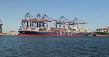 Rotterdam, Hollanda - 2019 dolaylarında Rotterdam Limanı 'nın Euromax konteyner terminalindeki büyük bir kargo gemisine konteynırlar yüklendi.